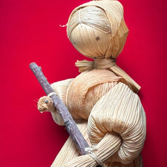 VINTAGE HANDMADE CORNHUSK MOM & DAUGHTERS WORKING AT THE FARM - Picture 2 of 10